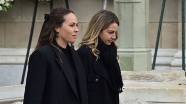 Χρυση Βαρδινογιαννη – Nina Flohr | Συνοδευσαν την οικογενεια Ντε Γκρες στο "τελευταιο αντιο" στην Ειρηνη