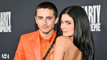 Ο Timothee Chalamet στην αποκλειστικη χριστουγεννιατικη παραδοση της οικογενειας Kardashian-Jenner