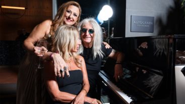 Ο Νικος Καρβελας σε σπανια βραδινη εμφανιση - Που βρεθηκε;