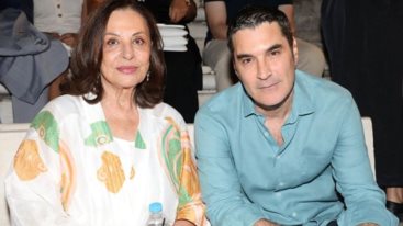 Ο Χριστοφορος Παπακαλιατης φωτογραφιζει τη Χαρι Αλεξιου και τους ηθοποιους του Maestro στο αγαπημενο τους νησι