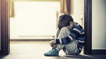 Σοκ στη Θεσσαλονικη: 55χρονη κατηγορειται οτι βιαζε τον 9χρονο γιο της οικιακης βοηθου