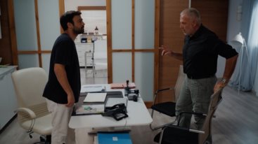 Η γη της ελιας | Η Ασπασια παραγγελνει συμβολαιο θανατου εναντιον του Δημοσθενη