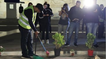 Ο Πανος Ρουτσι καθαρισε το αυτοσχεδιο μνημειο στον Αγνωστο Στρατιωτη