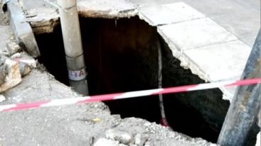 Καθιζηση εδαφους στο Παγκρατι: Ανοιξε "κρατηρας" πλατους 3 μετρων, προσηχθη 52χρονος μηχανικος