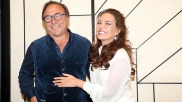 Η Δημητρα Ματσουκα με τον Πετρο Κοκκαλη και τους γονεις της στη θεατρικη της πρεμιερα