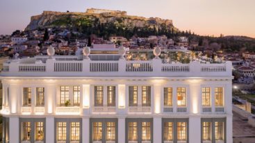 To &quot;ΤΗΕ DOLLI&quot; βραβευτηκε με δυο MICHELIN Keys στο Παρισι