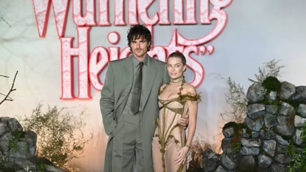 Jacob Elordi | Η ομορφη χειρονομια στη Margοt Robbie στην πρεμιερα της ταινιας Ανεμορδαρμενη Υψη