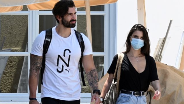 Ο Ηλίας Γκότσης με εντυπωσιακή καλλονή στις Σπέτσες