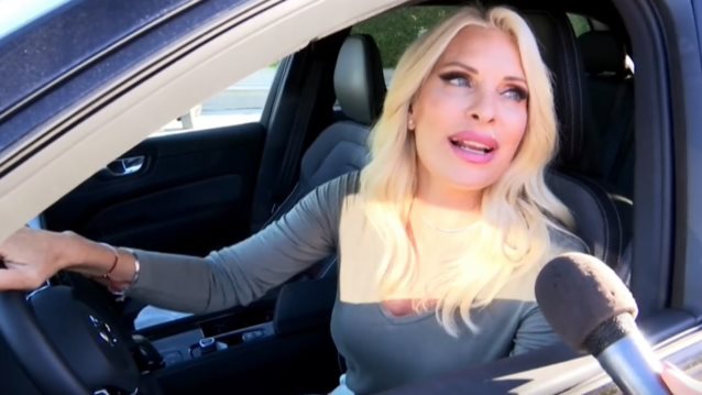 Η Ελένη Μενεγάκη ευχήθηκε στην Φαίη Σκορδά για την πρεμιέρα της