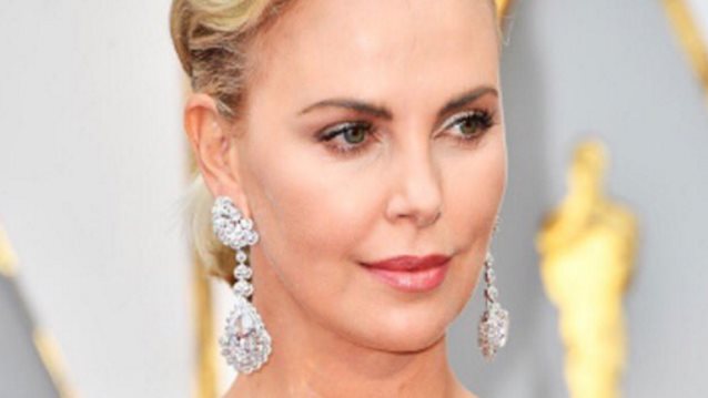 Charlize Theron: Η εμφάνιση στα βραβεία Όσκαρ σχολιάστηκε όσο καμία στα social media!
