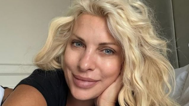 Η Ελένη Μενεγάκη έβαψε τα μαλλιά της