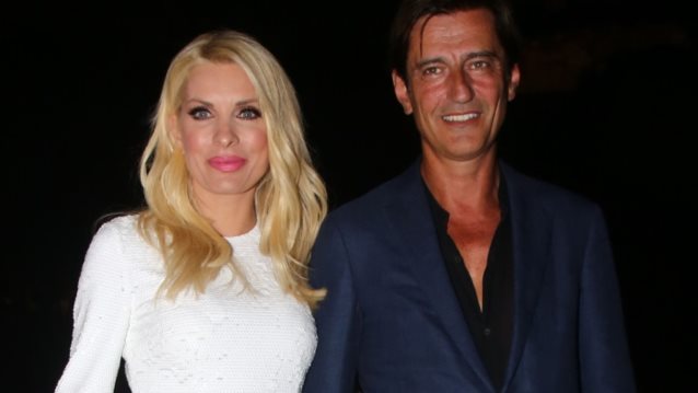 Ελένη Μενεγάκη: Η εντυπωσιακή εμφάνιση στο πλευρό του Θοδωρή Κουτσογιαννόπουλου στην παρουσίαση προγράμματος του Alpha