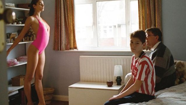 Γιώργος Λάνθιμος : Φωτογραφίζει έναν άγγελο της Victoria&#39;s Secret σε ένα ανατρεπτικό concept για το V magazine