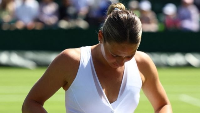 Κορυφαία τενίστρια αγωνίστηκε στο Wimbledon με φόρεμα εμπνευσμένο από το νυφικό της - Το απίθανο look της