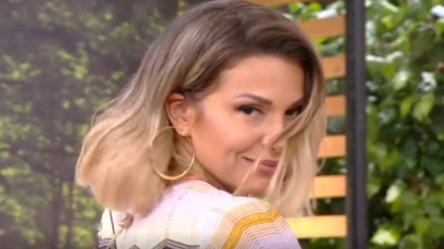 Ελενη Χατζιδου: Με ξανθα καρε μαλλια στο «Καλοκαιρι #not»