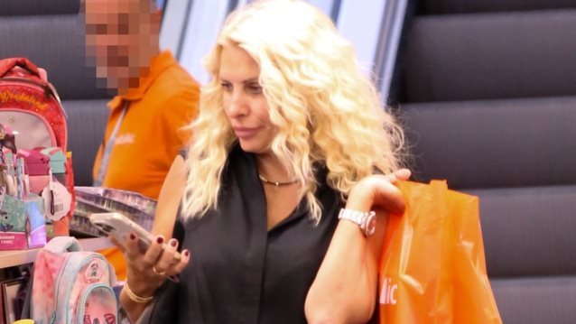 Η Ελένη Μενεγάκη σε καθημερινές στιγμές με την κόρη της