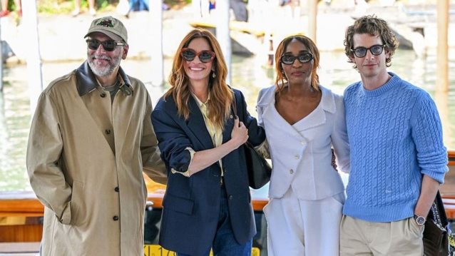 Η Julia Roberts κάνει το ντεμπούτο της σε photocall στη Βενετία με κομψό casual look και τζιν παντελόνι