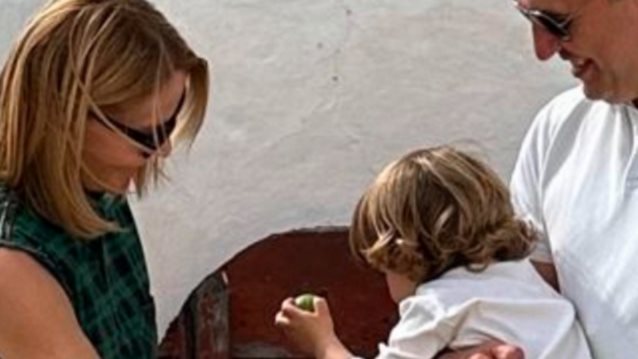 Η Τζένη Μπαλατσινού φωτογραφίζει τον Βασίλη Κικίλια με τον γιο τους