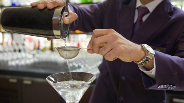 Τι έχεις να διδαχθείς για το martini από 5 ιστορικές προσωπικότητες
: Shaken, stirred ή και κάτι άλλο.
