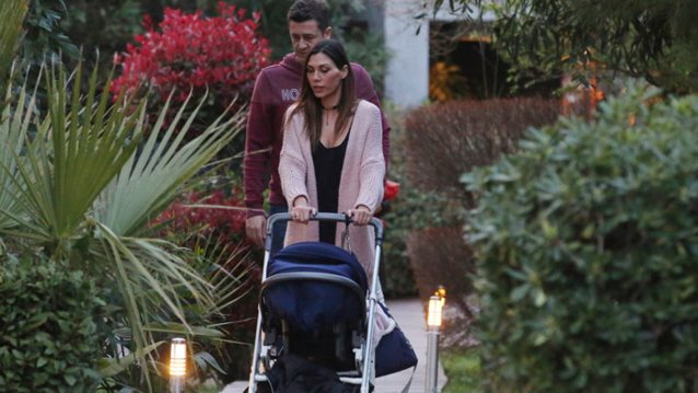 Αντώνης &amp; Ιωάννα Μπούκη - Σρόιτερ: Βόλτα μαζί με τις κόρες τους: Φωτογραφίες