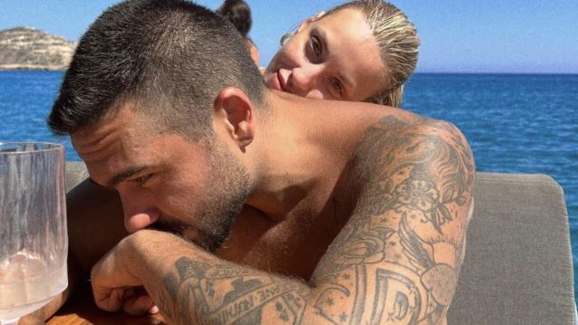 O Χρήστος Μάστορας με την Γαρυφαλλιά Καληφώνη σε παραλία της Μυκόνου - Η κίνηση του τραγουδιστή που συζητήθηκε