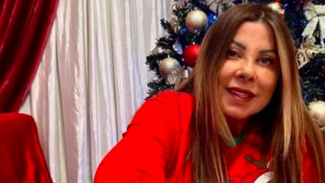 Η Άντζελα Δημητρίου φωτογραφίζεται με την εγγονή της κάτω από το Χριστουγεννιάτικο δέντρο