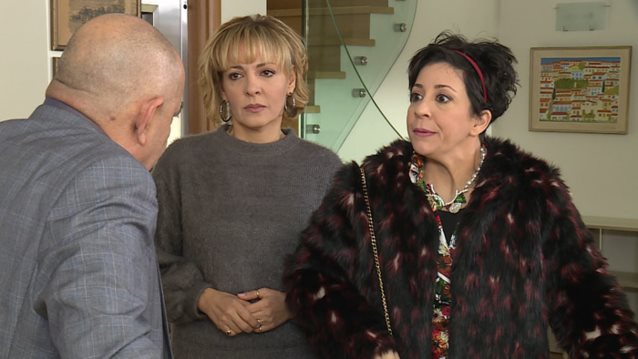 Έλα Στη Θέση Μου: Νέες εξελίξεις: Ο Λεωνίδας ετοιμάζεται να κάνει ένα βήμα που θα φέρει τα πάνω κάτω. Τι γυρεύει στην πόρτα του Αντρέα;