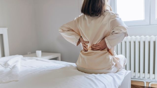 Πόνος στη μέση ή τον ώμο: Ποιες ασκήσεις θα σε βοηθήσουν και τι να αποφύγεις
