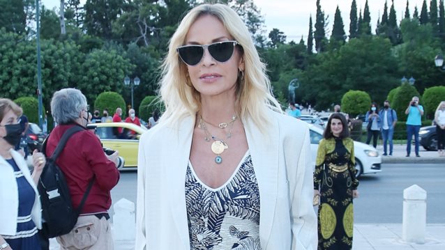 Τα φλατ παπούτσια που φόρεσε η Άννα Βίσση στο show Dior ήταν η επιτομή του coolness