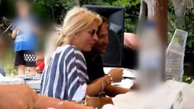 Ελένη Μενεγάκη &amp; Μάκης Παντζόπουλος: Αγκαλιά σε γιορτή στην Άνδρο | Η μαντινάδα για τη βασίλισσα της TV