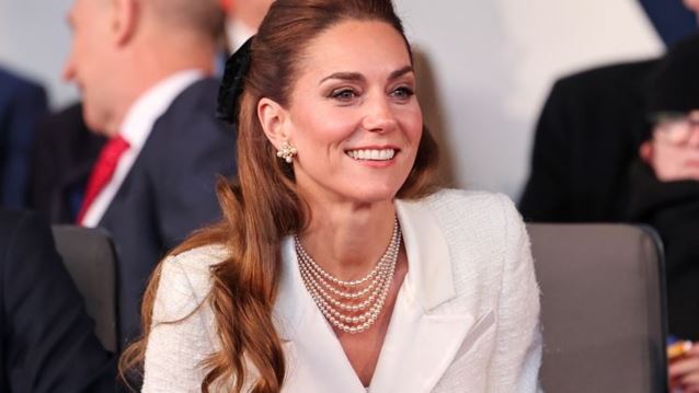 Η Kate Middleton έφερε πίσω το flamenco φόρεμα για το χριστουγεννιάτικο γεύμα στο Παλάτι του Μπάκιγχαμ