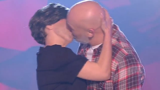 Video of the Day | Η Ματίνα Νικολάου ως Μπισμπίκης φίλησε στο στόμα τον Νίκο Μουτσινά