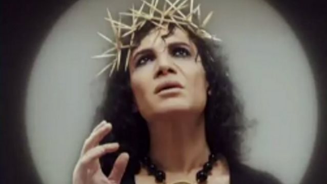 Επτά ιερείς μηνύουν τον Παντελή Καναράκη για τη φωτογράφισή του ως Ιησούς Χριστός