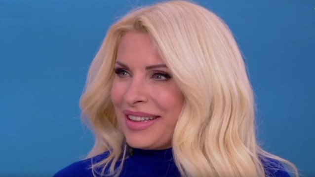 Ελένη Μενεγάκη: &quot;Μικρά τα παιδιά μου με ρώταγαν &quot;μαμά αυτοί γιατί σε αγκαλιάζουν;&quot;&quot;