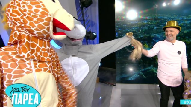 Νίκος Μουτσινάς
: Δεν θα πιστεύετε ποιοι κρύβονταν πίσω από τους ξεκαρδιστικούς εισβολείς στην εκπομπή του!