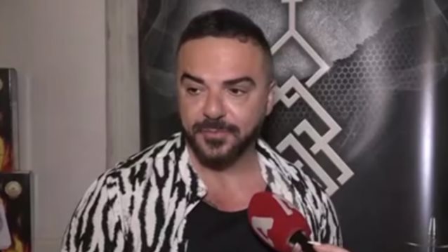 Ο Τριαντάφυλλος απαντά στα δημοσιεύματα που τον θέλουν να έχει χωρίσει με τη σύζυγό του