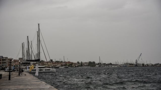 Συννεφιασμένος ο καιρός την Κυριακή - Παραμένουν οι χαμηλές θερμοκρασίες, ισχυροί άνεμοι στα πελάγη