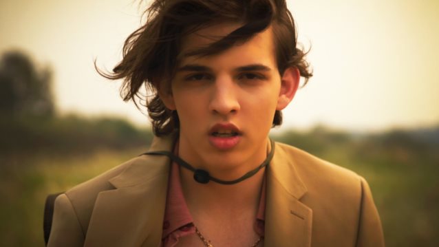 Ο Γιάννης Τρεγιάκης μας συστήνει το πρώτο του τραγούδι σε ρυθμούς ποιοτικής pop!