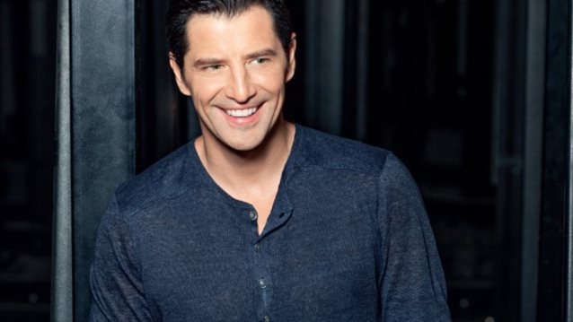 Σάκης Ρουβάς: Στο πλευρό των προσφύγων: Το συγκινητικό post στα social media