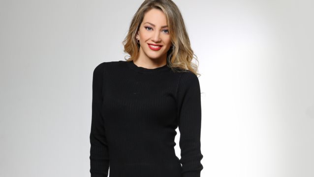 Εύα Τσάχρα: Μάς δείχνει τη φουσκωμένη της κοιλίτσα λίγο πριν γεννήσει
