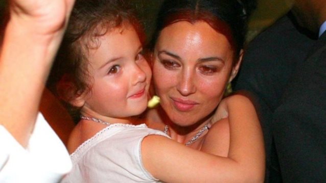 Deva Cassel : Η κόρη της Monica Bellucci έγινε 16 ετών και ποζάρει με τον μπαμπά της
