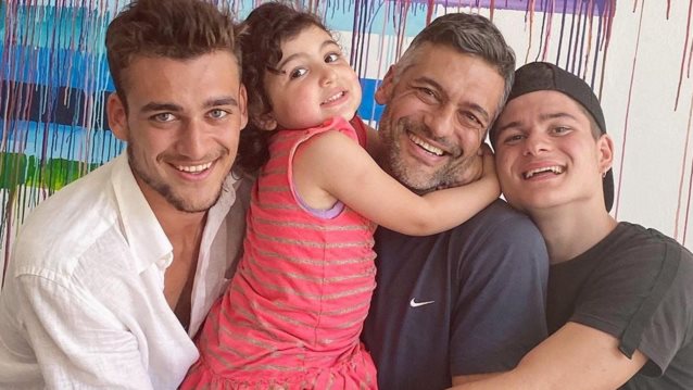 Μικροί μεγάλοι εν δράσει! Ο Στέλιος Κρητικός ποζάρει με την εγκυμονούσα σύζυγό του &amp; τα τρία του παιδιά