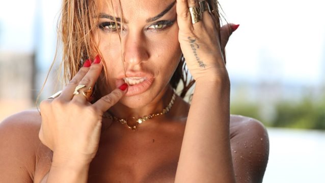 Κόνι Μεταξά: Φωτογραφίζεται ολόγυμνη &amp; δηλώνει: «Ο άνδρας γενικά θέλει το εύκολο»