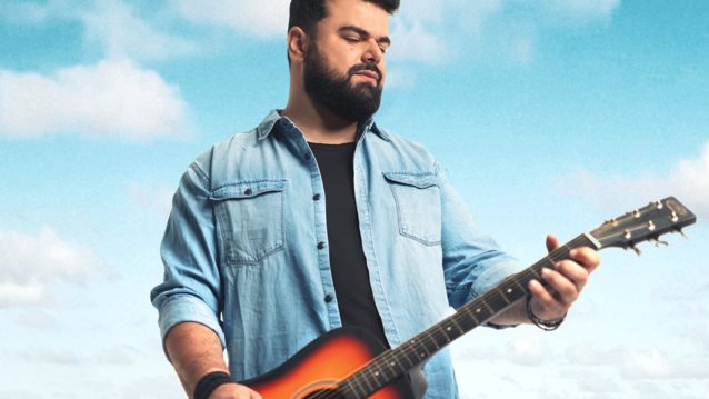 Ο Ηλίας Καμπακάκης επιστρέφει με νέο τραγούδι!