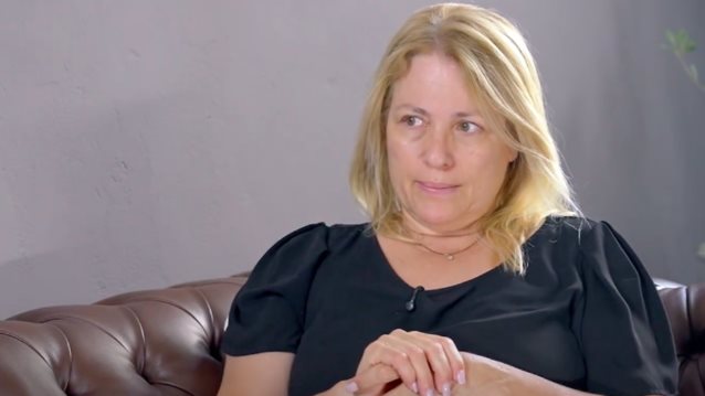 Συγκλονίζει η Μαριάννα Τουμασάτου: "Ο μπαμπάς μου φόρεσε παπούτσια πρώτη φορά στα 13. Ήταν ξυπόλυτος"