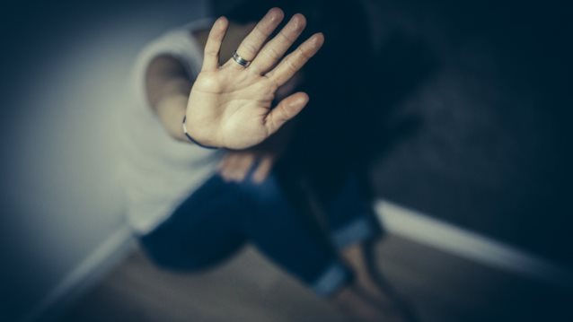 Δίωξη για κακούργημα σε βάρος του γνωστού ποινικολόγου για άγριο ξυλοδαρμό της συζύγου του