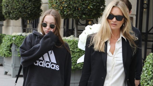 Η Kate Moss και η Lila Grace απογείωσαν την τάση του shearling με ασορτί πανωφόρια