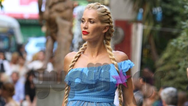 Βικτώρια Καρύδα: Η εντυπωσιακή εμφάνιση στην πασαρέλα του Βασίλειου Κωστέτσου