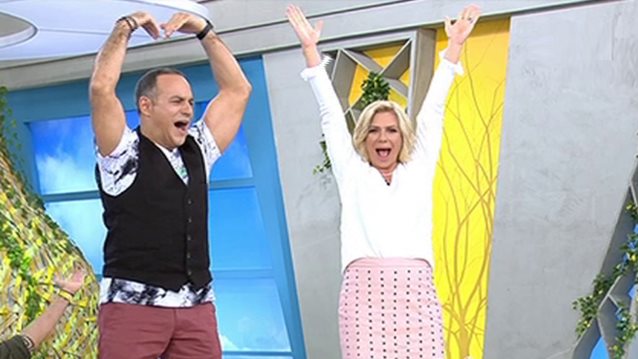 Video Of The Day: Καραβάτου - Κατσούλης ανέβηκαν στο τραπέζι &amp; έκαναν το πλατό ντίσκο!
