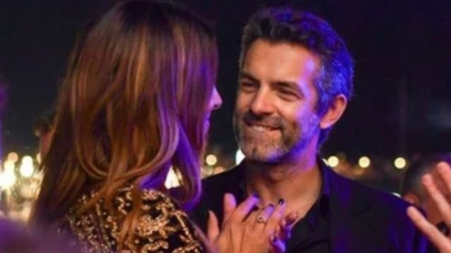 Ο Φίλιππος Μιχόπουλος και η Κωνσταντίνα Ευριπίδου σε παιχνίδια στη θάλασσα με τα παιδιά τους